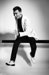 组图：贺刚黑白系写真曝光 灵动热情活力四射