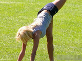 组图：艳星希斯特德公园狂运动 撅臀抬腿秀身材