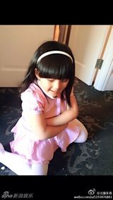 组图：王诗龄纽约登T台 小公主不改吃货本色