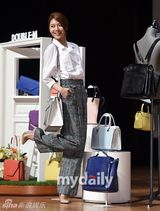 组图：少女时代秀英白衫长裤 黄金比例羡煞旁人