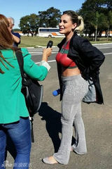 组图：美臀小姐找C罗遭拒被没收记者证