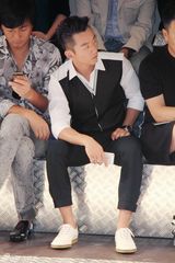 组图：郑恺米兰头排看秀 黑白拼接获设计师赞赏