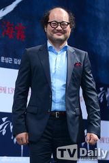 组图：朴有天宣传新片心情超好笑不停