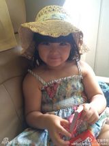 组图：王诗龄戴草帽变田园小妞 笑脸嘟嘟惹人爱