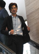 组图：金城武即视感！陈柏霖翘兰花指整裤腰带