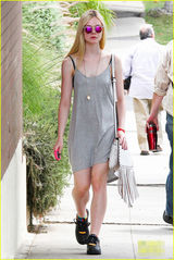 组图：艾丽-范宁休闲连身裙现身显青春时尚