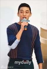 组图：韩星刘亚仁出席图片展 展型男魅力