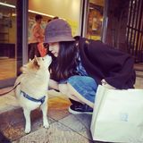 组图：文艺女神就要素颜！倪妮亲吻龙猫萌萌哒