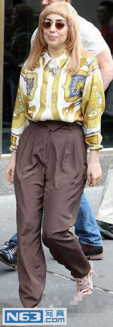 组图：Ladygaga顶冬菇头出街 大妈造型惨遭讥讽