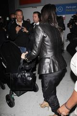 组图：卡戴珊十二箱行李现身机场 慈母显疲惫