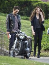 组图：德普未婚妻骑机车俏丽狂野 与弗兰科亲热