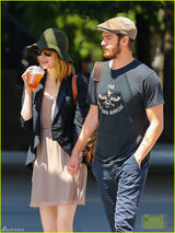 组图：艾玛斯通和加菲尔德十指紧扣甜蜜外出