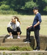 组图：“钢铁侠”全家出游 单车带娃变三轮车