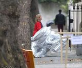 组图:小贝为女儿办3岁生日宴 银色字母气球抢眼