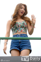 组图：miss A秀智热裤亮相街头 小蛮腰美腿吸睛