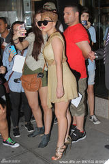 组图：Gaga霸气埃及艳后装出街 与粉丝合影高冷