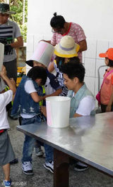 组图：爸爸2台湾花絮照 姐姐坐林志颖大腿合影