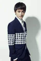 组图：陈威翰时尚写真 潮范西装尽显暖男气质