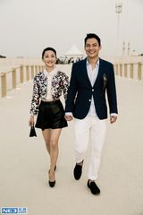 组图：周迅与男友高圣远牵手亮相 幸福恩爱