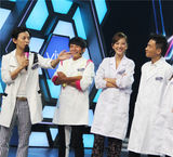 组图：《快本》陈小春即兴献唱讨应采儿欢心