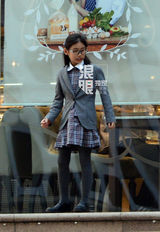 独家：冯小刚女儿穿校服活泼可爱 与徐帆亲昵