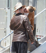 组图：约翰尼德普探班未婚妻当众激吻