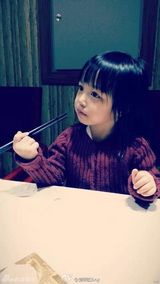 组图：赵薇抱女出游 小四月戴发箍大眼漂亮