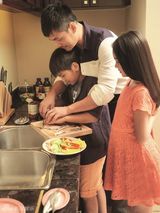 组图：邵兵携子女登杂志 硬汉父亲显柔情一面