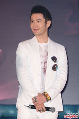 组图：歌手林昕阳发片 黄晓明“情侣装”助阵