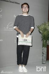 组图：韩星金雅中出席婚礼 裤装显长腿