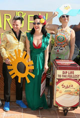 组图：脱衣舞娘蒂塔戴花朵扮俏 大笑秀招牌爆乳