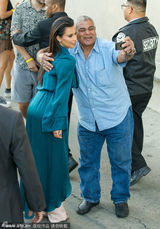 组图：卡戴珊披睡袍街头秀爆乳 与粉丝亲密合影