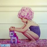 组图：大眼萝莉姐妹走红 写真妈妈掌镜精致如画