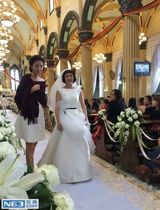 组图：周迅拍新片披婚纱 钟汉良耍帅跑车抢镜