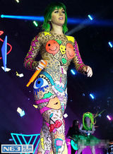 组图：水果姐凯蒂-佩里开唱 造型百变雷装频现