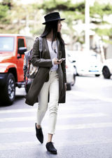 组图：姚晨英伦风格闪亮街头 演绎精英女性