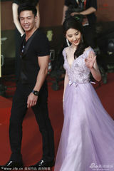 组图：刘亦菲快速变装纱裙梦幻 与吉克隽逸争艳