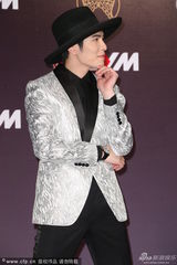 组图：萧敬腾复古宽檐帽 静若凤飞飞动如MJ