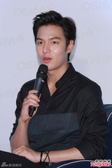 组图：李敏镐与粉丝互喂食 喜欢小鸟依人型女生