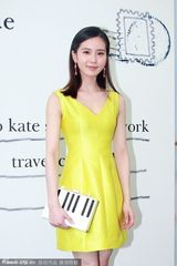 组图：刘诗诗低胸深V装露事业线 遭拥簇显排场