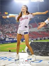 组图：韩星Lady Jane任棒球比赛开球嘉宾