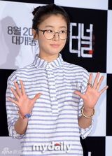 组图：韩星郑柔美出席首映 下衣失踪秀性感