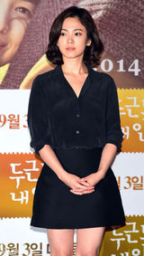 组图：宋慧乔逃税首露面　鞠躬道歉:对不起大家