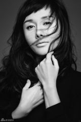 组图：游悠最新写真 黑白演绎女性魅力