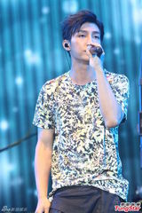 组图：炎亚纶演出人气爆棚 自曝好身材下次再秀