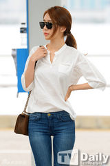 组图：韩星刘仁娜现身机场 牛仔裤显苗条