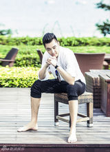 组图：赵达夏季清爽写真 忧郁眼神展暖男面