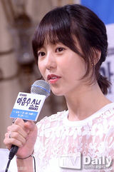 组图：BTOB星材A pink初珑牵手出席发布会