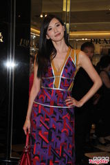 组图：林志玲深V露事业线 称40岁单身真怕了