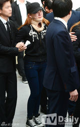 组图：韩车祸女团Ladie's Code已故成员出殡 亲友泪眼相送